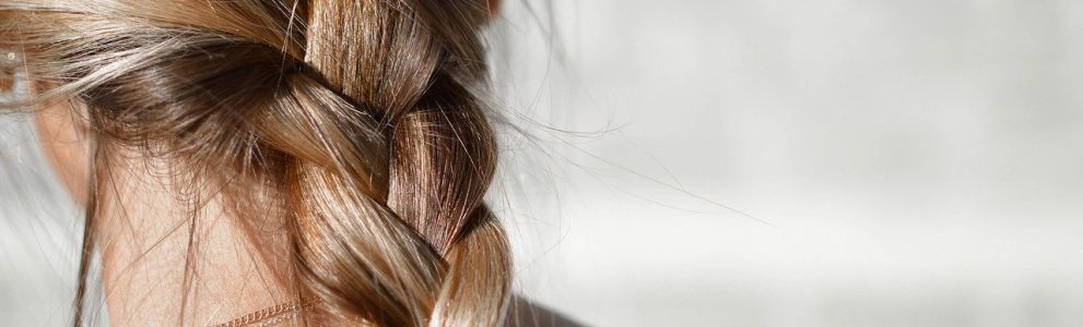Wypadanie włosów – przyczyny i naturalne sposoby